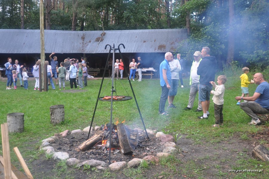 6-48 Kolacja przy ognisku.jpg